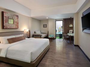 Postel nebo postele na pokoji v ubytování Mercure Bali Legian
