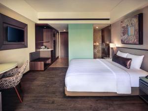 Postel nebo postele na pokoji v ubytování Mercure Bali Legian