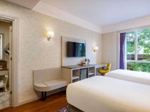 TV a/nebo společenská místnost v ubytování Mercure Tbilisi Old Town