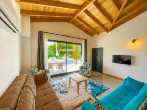 un soggiorno con un divano e un tavolo di Villaderyadeniz a Kızılyaka