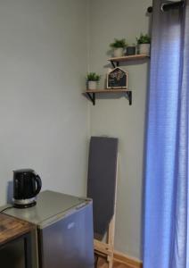Habitación con mesa y cortina azul en Amper Daar, en Beaufort West 7 fotos más