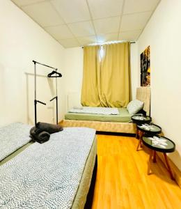 Ein Bett oder Betten in einem Zimmer der Unterkunft Stylish 2BR Shared Apt, Sleeps 6 Direct City Access