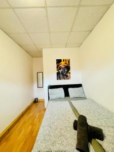 ein Schlafzimmer mit einem Bett mit einem Teddybär auf dem Boden in der Unterkunft Stylish 2BR Shared Apt, Sleeps 6 Direct City Access in Wien