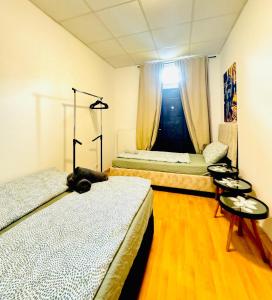 Ein Bett oder Betten in einem Zimmer der Unterkunft Stylish 2BR Shared Apt, Sleeps 6 Direct City Access