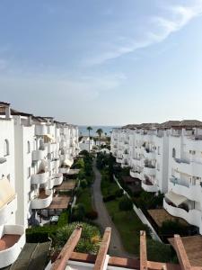 widok z powietrza na kompleks apartamentów w obiekcie Ático duplex con vistas al mar en Zahara de los Atunes w mieście Zahara de los Atunes
