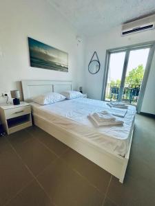Кровать или кровати в номере Casa calma -Selianitika 100m from the sea by ΜΡS