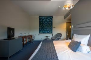 TV a/nebo společenská místnost v ubytování Kabadoni Boutique Hotel