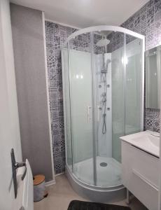 un bagno con doccia e lavandino di Mercadial au coeur de Saint-Céré a Saint-Céré Altre 15 foto