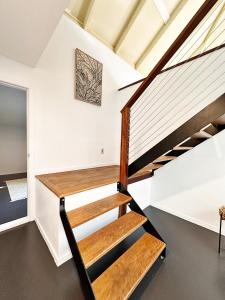 una scala in una casa con pareti bianche di Palmaya - Bali-Inspired 5BR Beach Award Wining House in Corindi a Corindi