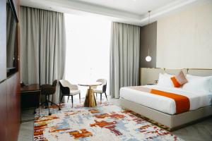 une chambre d'hôtel avec un lit et une table dans l'établissement Gerwill Hotel, à Dodoma 63 autres photos