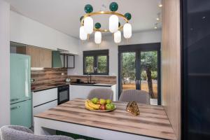ダラトソにあるGlafkos house with pool near the beachの木製テーブルにフルーツを盛り付けたキッチンが備わります。