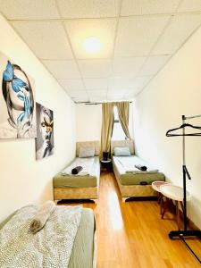 ein Zimmer mit zwei Betten und einem Tisch in der Unterkunft Stylish 2BR Shared Apt, Sleeps 6 Direct City Access in Wien