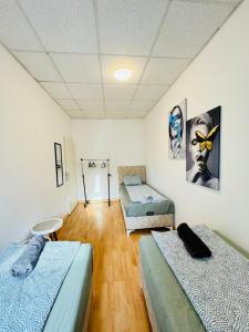 Ein Bett oder Betten in einem Zimmer der Unterkunft Stylish 2BR Shared Apt, Sleeps 6 Direct City Access