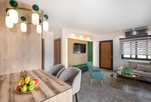 ダラトソにあるGlafkos house with pool near the beachのテーブルと椅子のあるダイニングルームとリビングルーム