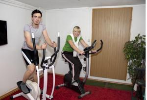 un uomo e una donna che cavalcano su cyclette di Haus Petersmann a Ramsau am Dachstein