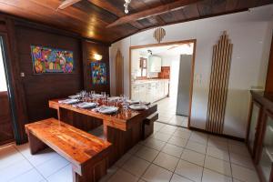 un comedor con una mesa con gafas. en Villa Caféière, Bouillante, vue sur mer, proche plage, location Prestige Caraïbes, en Bouillante