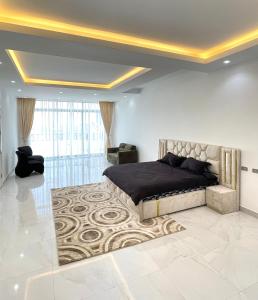 una camera con un letto e un tappeto di Luxurious & Spacious Mega Home! ad Addis Abeba