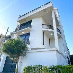 un edificio bianco con una palma di fronte di Luxurious & Spacious Mega Home! ad Addis Abeba