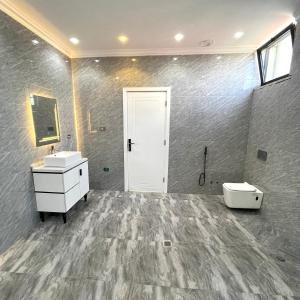un bagno con due lavandini e un WC di Luxurious & Spacious Mega Home! ad Addis Abeba Altre 37 foto