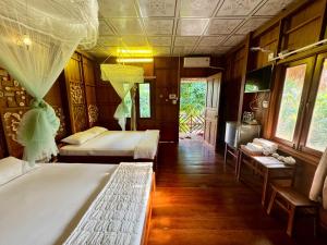 a bedroom with two beds in a room at Muong Dinh Lodge in Ấp Nhơn Bình
