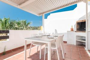 Balkón nebo terasa v ubytování Mijas getaway with parking, terrace and pool REMS
