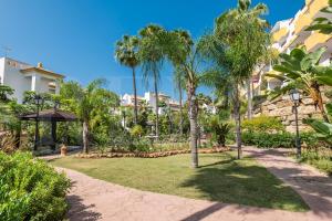 Zahrada ubytování Mijas getaway with parking, terrace and pool REMS