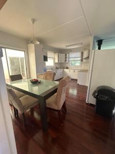 Kuchyň nebo kuchyňský kout v ubytování Kingscote Corner Retreat