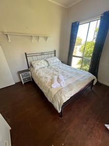 Postel nebo postele na pokoji v ubytování Kingscote Corner Retreat