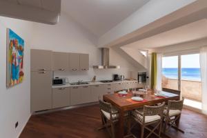 Kuchyň nebo kuchyňský kout v ubytování Villa ao Mar