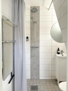 a bathroom with a shower with a shower curtain at Mysigt hus i Smygehuk nära havet in Smygehamn