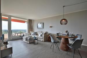 un soggiorno con un divano e un tavolo di Best View 25th floor, App 331 a Timmendorfer Strand