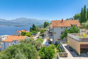 una ciudad con vistas al agua y a los edificios en Big house with beautiful view and private jacuzzi, en Tivat