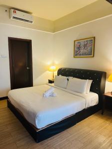 Rúm í herbergi á Global suites at Berjaya time square KL