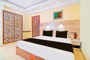 Ένα ή περισσότερα κρεβάτια σε δωμάτιο στο Hotel O Vijayawada Rajiv Gandhi Park