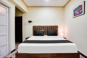 une chambre avec un grand lit dans une pièce dans l'établissement Hotel O Calangute, à Goa
