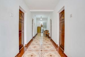 - un couloir avec deux portes et du carrelage dans l'établissement Hotel O Calangute, à Goa