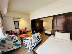 Rúm í herbergi á Global suites at Berjaya time square KL