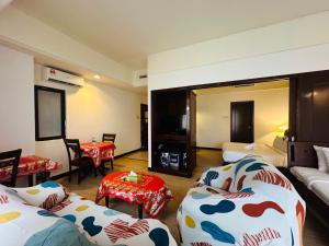 Rúm í herbergi á Global suites at Berjaya time square KL