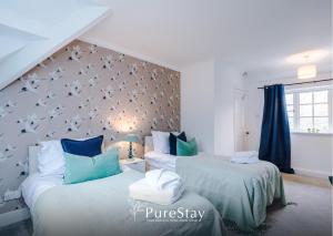 Ένα ή περισσότερα κρεβάτια σε δωμάτιο στο Stylish 4 Bedroom Home in Port Sunlight with 7 Beds Perfect for Business Bookings and Groups +91 φωτογραφίες