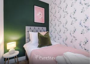 Ένα ή περισσότερα κρεβάτια σε δωμάτιο στο Stylish 4 Bedroom Home in Port Sunlight with 7 Beds Perfect for Business Bookings and Groups