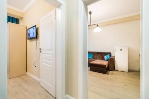 mit Blick auf ein Wohnzimmer mit einem Sofa in der Unterkunft Cartagena Pen Mamaia NORD in Mamaia Nord – Năvodari