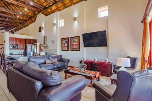 een woonkamer met banken en een tafel bij Amani Lodge - Villa 81 in Warmbaths