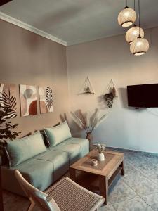 TV a/nebo společenská místnost v ubytování Aggelos Home