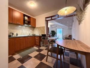 Köök või kööginurk majutusasutuses Sea view apartment in Stoliv, Markov Rt +15 fotot