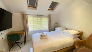ein kleines Schlafzimmer mit einem Bett und einem Fenster in der Unterkunft 1 Bedroom, Near Alexandra Palace - London - Kings Cross - New Southgate Suite 1 in New Southgate