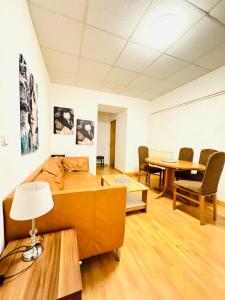 Ein Sitzbereich in der Unterkunft Stylish 2BR Shared Apt, Sleeps 6 Direct City Access