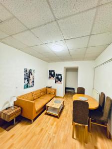 Ein Sitzbereich in der Unterkunft Stylish 2BR Shared Apt, Sleeps 6 Direct City Access