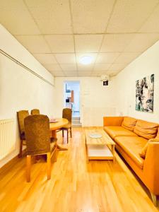 Ein Sitzbereich in der Unterkunft Stylish 2BR Shared Apt, Sleeps 6 Direct City Access