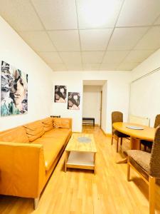 Ein Sitzbereich in der Unterkunft Stylish 2BR Shared Apt, Sleeps 6 Direct City Access