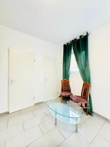 Ein Sitzbereich in der Unterkunft Stylish 2BR Shared Apt, Sleeps 6 Direct City Access